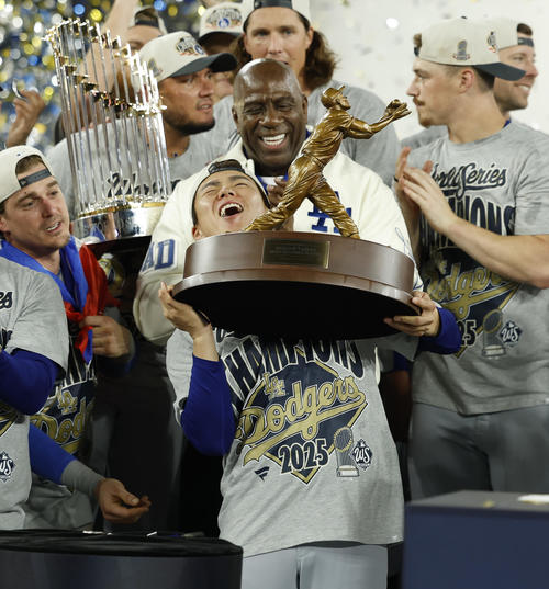 激レア写真特集】トロフィー掲げる山本由伸 美酒を浴びる大谷翔平を