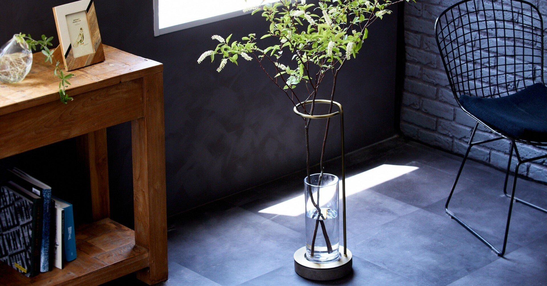 季節のうつろいを日常に。「EDA VASE」が叶える、新しい枝ものの飾り方