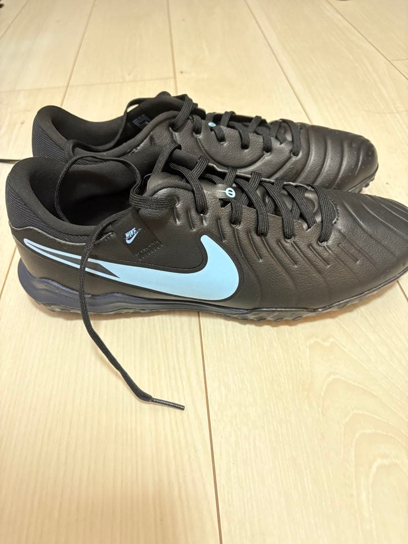 Nike T90 サッカーシューズ ブラック/ライトブルー NIKE（ナイキ） [特別価格!!] T90 ストライク HG-B (27.0) : ジョー