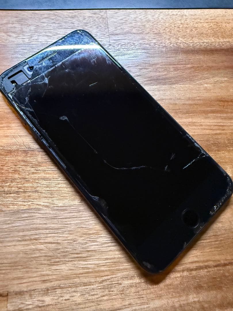 Apple iPhone 7 Plus ブラック 画面割れ - メルカリ